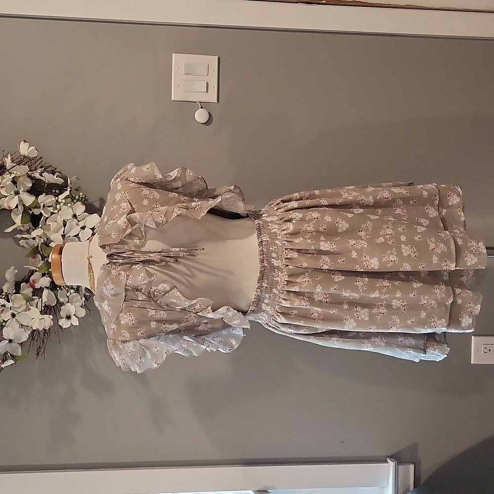 Flirty floral dress with sexy cut-out back - Picture 2 of 9